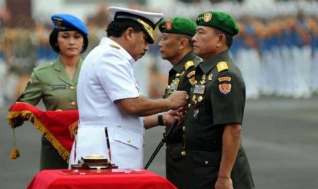 Panglima TNI Laksamana Agus Suhartono menyematkan lencana ke Letnan Jenderal (Letjen) TNI Moeldoko saat acara Sertijab Kepala Staf Angkatan Darat (Kasad) di Mabes TNI AD, Jakarta, Kamis (23/5).