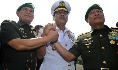 Panglima TNI Laksamana Agus Suhartono (tengah), Kepala Staf Angkatan Darat (KSAD) baru Letjen TNI Budiman (kiri) dan pejabat KSAD sebelumnya Jenderal TNI Moeldoko.