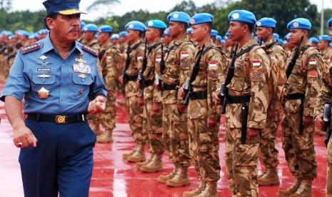 Panglima TNI, Laksamana TNI, Agus Suahartono, memeriksa pasukan perdamaian di Jakarta