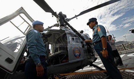  Panglima TNI Laksamana TNI Agus Suhartono (kanan) memeriksa kelengkapan helikopter jenis Bolcow BO-10 di Dermaga Kolinlamil, Tanjung Priok, Jakarta Utara, Senin (11/3).(Republika/Adhi Wicaksono)