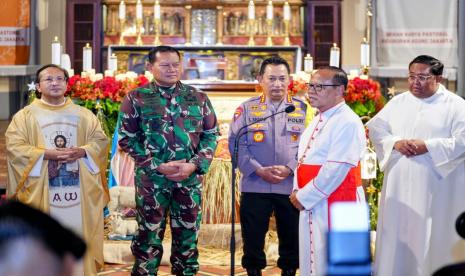 Panglima TNI Laksamana Yudo Margono bersama Kapolri Jenderal Listyo Sigit Prabowo meninjau malam Misa Natal 2022 di Gereja Katedral Jakarta, Sabtu (24/12/2022) malam.