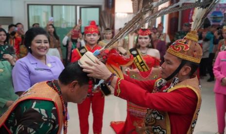 Panglima TNI Laksamana Yudo Margono mendapatkan gelar kehormatan Adat Dayak dari Pengurus Dewan Adat Dayak (DAD) Kalimantan Tengah saat melaksanakan kunjungan kerja ke provinsi setempat.