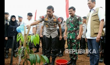 Panglima TNI Marsekal Hadi Tjahjanto bersama Kapolri  Idham Azis, Kepala BNPB Doni Munardo, Bupati Bogor Ade Yasin, dan penggiat lingkungan hidup Iwan Fals melakukan penanaman pohon dalam rangka memperingati  Hari Gerakan Sejuta Pohon Sedunia, di Pusat Latihan Bromob Polri Cikeas Bogor, Jawa Barat, Jumat (10/1/2020).