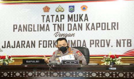 Panglima TNI Marsekal Hadi Tjahjanto bersama Kapolri Jenderal Listyo Sigit Prabowo melakukan kunjungan kerja ke Provinsi Nusa Tenggara Barat (NTB) dalam rangka meninjau vaksinasi sekaligus mensupervisi penanganan dan pengendalian pandemi Covid-19.