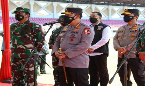 Panglima TNI Marsekal Hadi Tjahjanto bersama Kapolri Jenderal Listyo Sigit Prabowo meninjau serbuan vaksinasi yang digelar di lapangan THOR Darmo, Surabaya, Jawa Timur, Jumat, (15/10). Dalam kegiatan ini, juga dilakukan vaksinasi serentak di 39 Polres jajaran Polda Jawa Timur.