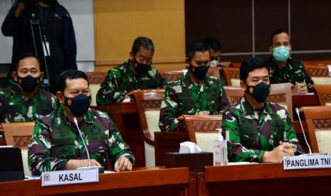 Panglima TNI Marsekal Hadi Tjahjanto bersama KSAL Laksamana Yudo Margono saat rapat kerja bersama Komisi I DPR di kompleks Senayan, Jakarta Pusat, Kamis (6/5). 