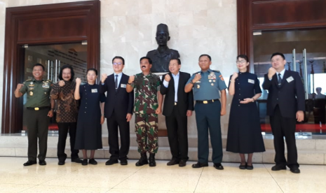 Panglima TNI Marsekal Hadi Tjahjanto dan Board Member of Sinar Mas Franky Oesman Widjaja usai penandatangan MOU bantuan terhadap korban bencana Sulteng pada Senin, (15/10) di Mabes TNI. 