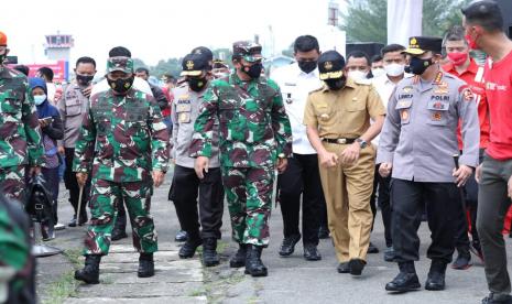 Panglima TNI Marsekal Hadi Tjahjanto dan Kapolri Jenderal Listyo Sigit Prabowo meninjau pelaksanaan vaksinasi Covid-19 dengan layanan drive thru di Kota Medan, Sumatra Utara, Rabu (7/4). 