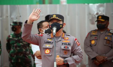 Panglima TNI Marsekal Hadi Tjahjanto dan Kapolri Jenderal Listyo Sigit Prabowo meninjau langsung tempat isolasi terpusat (isoter) di KM Tidar, Papua, Jumat (27/8). Dalam kesempatan tersebut, mereka berdua juga melakukan interaksi langsung secara virtual dengan pasien yang dirawat di tempat isolasi terapung tersebut.