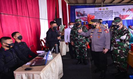 Panglima TNI Marsekal Hadi Tjahjanto dan Kapolri Jenderal Listyo Sigit Prabowo meninjau kegiatan vaksinasi serentak di 31 titik kab/kota di seluruh Provinsi Sumatera Utara (Sumut), Jumat (17/9). 