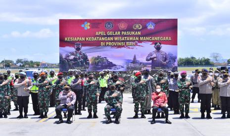 Panglima TNI Marsekal Hadi Tjahjanto dan Kapolri Jenderal Listyo Sigit Prabowo memimpin Apel gelar pasukan dalam rangka kesiapan penerimaan Wisatawan Mancanegara (Wisman) di Bandara Internasional I Gusti Ngurah Rai, Bali, Sabtu (23/10).