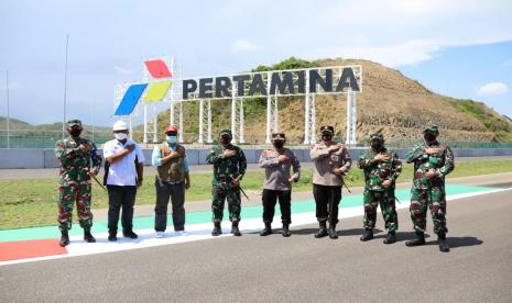 Panglima TNI Marsekal Hadi Tjahjanto dan Kapolri Jenderal Listyo Sigit Prabowo meninjau langsung Sirkuit Mandalika, Lombok, Nusa Tenggara Barat (NTB), Ahad (7/12), menjelang pelaksanaan Asian Talent Cup dan World Superbike Championship (WSBK) mendatang.