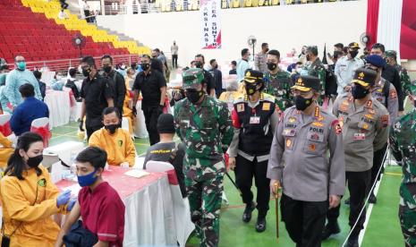 Panglima TNI, Marsekal Hadi Tjahjanto dan Kapolri, Jenderal Polisi Listyo Sigit meninjau pelaksanaan Vaksinasi Merdeka Candi di Gor Jatidiri Semarang, Kamis (5/8).