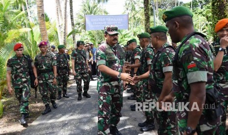 Panglima TNI Marsekal  Hadi Tjahjanto didampingi Kasad Jenderal TNI Mulyono, Ketua Komisi I DPR-RI Dr. Abdul Kharis Alamsyahri, dan Asops Kapolri Irjen Pol. Drs. Deden Juhara mewakili Kapolri mengunjungi pos-pos perbatasan di pulau terdepan wilayah Indonesia, diantaranya Pos Angkatan Darat (Posad), Pos Angkatan Laut (Posal), Pos Komando Rayon Militer (Koramil) dan Polisi Sektor (Polsek) di Pulau Miangas, Sulawesi Utara.