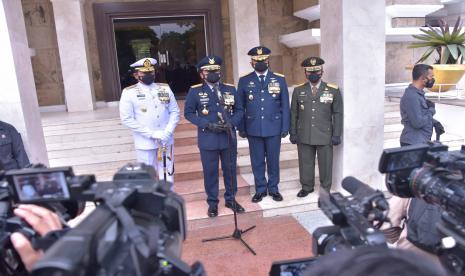 Panglima TNI Marsekal Hadi Tjahjanto didampingi KSAL Laksamana Yudo Margono, KSAU Marsekal Fadjar Prasetyo, dan Wakil KSAD Letjen Bakti Agus Fadjari di Taman Makam Pahlawan Nasional Utama (TMPNU) Kalibata, Jakarta Selatan, Senin (4/10). 