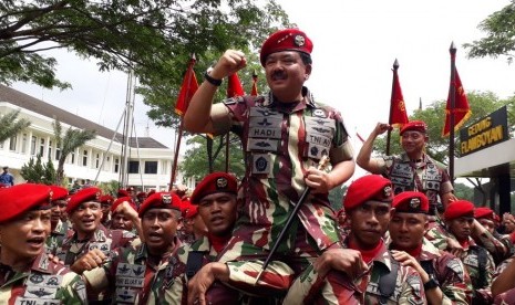 Panglima TNI Marsekal Hadi Tjahjanto dipanggul dan diarak oleh pasukannya saat menuju kendaraannya di Mako Kopassus, Cijantung, Jakarta Timur, Senin (18/12). 