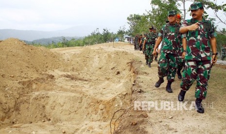 Panglima TNI Marsekal Hadi Tjahjanto (kanan) mengunjungi pekuburan massal pascagempa Tsunami disertai likuifaksi di Poboya, Kecamatan Mantikulore, Palu, Sulawesi Tengah, Jumat (19/10). 