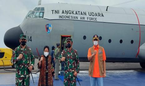 Panglima TNI Marsekal Hadi Tjahjanto (kanan), Pangkogabwilhan II Marsdya Imran Baidirus (kiri) bersama Kepala BNPN  Letjen Doni Monardo dan Mensos Tri Rismaharini yang bersiap menuju Mamuju, Sulbar dari Lanud Halim Perdanakusuma, Jakarta Timur, Jumat (15/1) pagi WIB. 