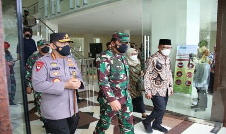 Panglima TNI Marsekal Hadi Tjahjanto, Kapolri Jenderal Listyo Sigit Prabowo, Ketua Umum PP Muhammadiyah Haedar Nashir dan Rektor UNISA Warsiti meninjau langsung pelaksanaan vaksinasi massal di Universitas ‘Aisyiyah (UNISA) Yogyakarta, Rabu (25/8).