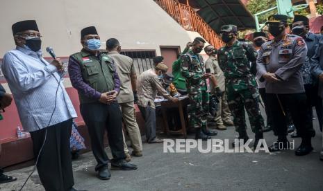 Panglima TNI Marsekal Hadi Tjahjanto (kedua kanan) didampingi Kapolri Jenderal Listyo Sigit Prabowo (kanan) mendengarkan penjelasan dari Ketua Umum PBNU KH Said Aqil Siradj (kiri) saat melakukan tinjauan Serbuan Vaksin TNI-Polri di Yayasan Pendidikan Islam Al-Mahbubiyah, Jakarta Selatan, Rabu (7/7/2021). Kegiatan tersebut guna mendukung program pemerintah satu juta vaksinasi per hari.