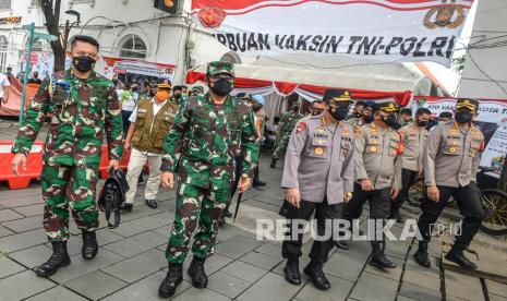 Panglima TNI Marsekal Hadi Tjahjanto (kedua kanan) didampingi Kapolri Jenderal Listyo Sigit Prabowo (ketiga kiri) meninjau Serbuan Vaksin TNI-Polri di kawasan Wisata Kota Tua, Jakarta Barat, Rabu (7/7). Kegiatan tersebut guna mendukung program pemerintah satu juta vaksinasi per hari. 