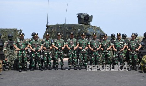 Panglima TNI Marsekal Hadi Tjahjanto (keenam kanan), didampingi KASAU Marsekal TNI Yuyu Sutisna (kelima kanan) dan Pangkostrad Letjen TNI Besar Harto Karyawan (ketujuh kanan) berfoto bersama perwira tinggi lainnya usai demo penembakan udara (Fire Power Demo) di Air Weapon Range Pandanwangi, Lumajang, Jawa Timur, Rabu (24/7/2019).