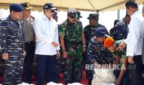 Panglima TNI Marsekal Hadi Tjahjanto, Kepala BNN Komjen Budi Waseso, dan Ketua DPR RI Bambang Soesatyo melihat barang bukti narkoba jenis sabu yang berhasil diamankan dari Kapal MV Sunrise Glory di Dermaga Lanal Batam, Batam,  Kepulauan Riau, Ahad (11/2). 