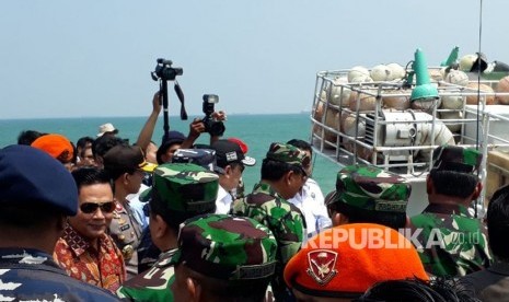 TNI chief Marshal Hadi Tjahjanto, Head of BNN Budi Waseso, and House of Representatives speaker Bambang Soesatyo see the evidences of drug smuggling attempt secured from MV Sunrise Glory at Lanal Batam, Batam,  Riau Islands province, Sunday (Feb 11). 