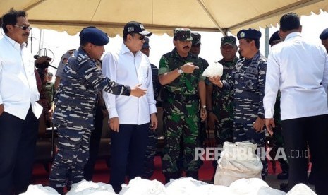 Panglima TNI Marsekal Hadi Tjahjanto, Kepala BNN Komjen Budi Waseso, dan Ketua DPR RI Bambang Soesatyo melihat barang bukti narkoba jenis sabu yang berhasil diamankan dari Kapal MV Sunrise Glory di Dermaga Lanal Batam, Batam,  Kepulauan Riau, Ahad (11/2). 