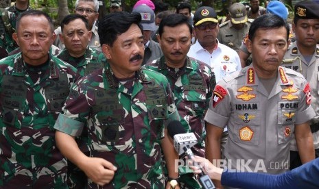 Panglima TNI Marsekal Hadi Tjahjanto (kiri) berjalan bersama Kapolri Jenderal Pol Idham Azis (kanan) saat meninjau Pulau Sebaru Kecil di Kepulauan Seribu, Jakarta, Kamis (27/2/2020).