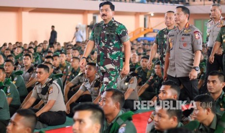 [Ilustrasi] Panglima TNI, Marsekal Hadi Tjahjanto (kiri) bersama Kapolri, Jenderal Pol Tito Karnavian (kedua kanan) memasuki ruangan saat akan memberikan arahan kepada prajurit TNI dan Polri di Gedung Serba Guna Stadion Hadi Murthala, Banda Aceh.