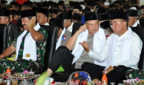 Panglima TNI Marsekal Hadi Tjahjanto (kiri) bersama Kapolri Jenderal Tito Karnavian (tengah) berbincang dengan Gubernur Sumut Edy Rahmayadi (kanan) saat Safari Ramadhan di Medan, Sumatera Utara, Selasa (14/5/2019). Selain berbuka puasa bersama, safari Ramadhan bertujuan untuk silaturahmi antar prajurit, ulama dan tokoh masyarakat serta memberikan santunan kepada anak yatim piatu. 