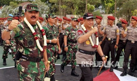 TNI Commander Marshal Hadi Tjahjanto (front, left) and National Police Chief General Tito Karnavian. 