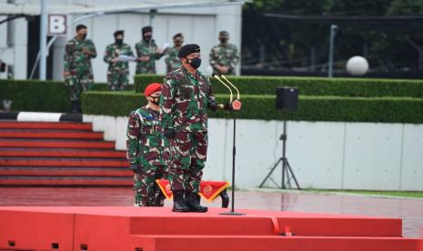 Panglima TNI, Marsekal Hadi Tjahjanto, melakukan Apel Gelar Kesiapan Vaksinator dan Tracer Covid-19 di Markas Besar TNI, Cilangkap, Jakarta Timur, Selasa (9/2). 