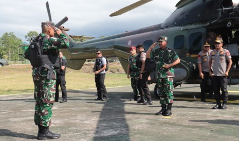 Panglima TNI Marsekal Hadi Tjahjanto melakukan kunjungan kerja ke Provinsi Papua. Panglima TNI tiba di Lanud Silas Papare, Sentani, Jayapura, Rabu (27/11/2019).