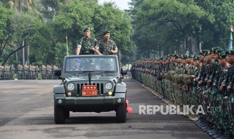 Panglima TNI Marsekal Hadi Tjahjanto memimpin Apel Khusus prajurit Kostrad di Mako Divisi Infanteri 1 Kostrad Cilodong, Senin (14/01/2019).