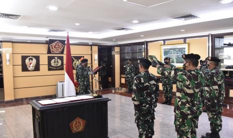 Panglima TNI Marsekal Hadi Tjahjanto memimpin upacara terima jabatan (sertijab) Asisten Personel (Aspers) Panglima TNI dari Marsdya A Gustaf Brugman kepada Marsda Kusworo di Mabes TNI, Cilangkap, Jakarta Timur, Senin (8/11). 