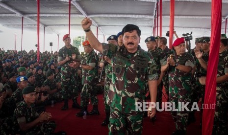 Panglima TNI Marsekal Hadi Tjahjanto meneriakkan yel-yel pada kegiatan kunjungan dan memberikan pengarahan kepada Prajurit TNI di Markas Grup 2 Kopassus, Kartasura, Sukoharjo, Jawa Tengah, Selasa (20/3).