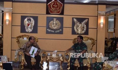  Panglima TNI Marsekal  Hadi Tjahjanto menerima kunjungan Ketua Badan Amil Zakat Nasional (Baznas) Prof. Dr. Bambang Sudibyo, M.B.A., C.A., di Mabes TNI, Cilangkap, Jakarta Timur, Kamis (14/2/2019).