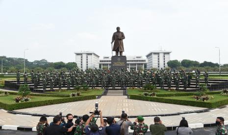 Panglima TNI Marsekal Hadi Tjahjanto menerima laporan kenaikan pangkat 84 pati TNI di Mabes TNI Cilangkap, Jakarta Timur, Selasa (9/6).