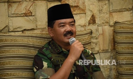 Panglima TNI Marsekal Hadi Tjahjanto mengunjungi Pondok Pesantren Salafiyah Syafi’iyah, Sukorejo, Kabupaten Situbondo, Jawa Timur, usai meninjau latihan operasi gabungan, Rabu (28/11/2018).