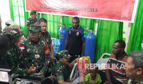 Panglima TNI Marsekal Hadi Tjahjanto saat mengunjungi warga terdampak kejadian luar biasa (KLB) campak dan gizi buruk di Asmat,