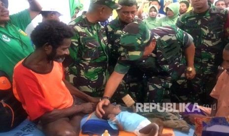 Panglima TNI Marsekal Hadi Tjahjanto saat mengunjungi warga terdampak kejadian luar biasa (KLB) campak dan gizi buruk di Asmat,