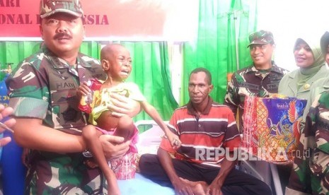 Panglima TNI Marsekal Hadi Tjahjanto meninjau anak-anak penderita campak dan gizi buruk di Distrik Agats, Kabupaten Asmat, Papua.