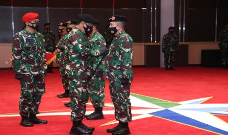 Panglima TNI Marsekal Hadi Tjahjanto pimpin sertijab jabatan Kapuspen TNI di Mabes TNI, Cilangkap, Jaktim, Kamis (8/10).