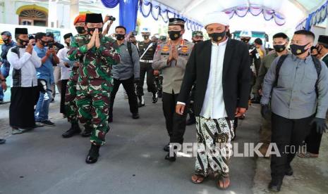 Panglima TNI Marsekal Hadi Tjahjanto, S.I.P., bersama Kapolri Jenderal Polisi Drs. Idham Azis, M.Si., melaksanakan kunjungan ke Pondok Pesantren (Ponpes) Subulul Huda Kembangsawit, Madiun, Jawa Timur, Jumat (10/7).