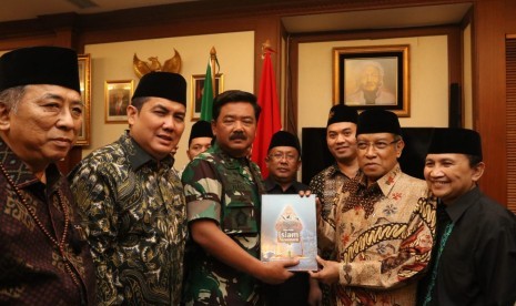 Panglima TNI Marsekal Hadi Tjahjanto silaturrahim dan bicarakan pentingnya persatuan bangsa dengan Ketua Umum PBNU, KH Said Aqil Siroj di Gedung PBNU, Senin (5/8).