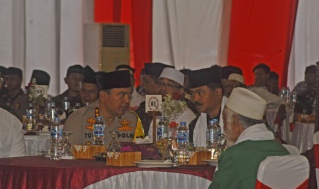 Panglima TNI Marsekal Hadi Tjahjanto (tengah) bersama Wakapolri Komjen Aridono Sukmanto (kiri) beserta Tokoh Masyarakat Abuya (kanan) saling berbincang saat Safari Ramadhan, di Mapolda Serang, Banten, Sabtu (18/5/2019). 