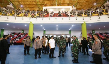 Panglima TNI, Marsekal TNI Hadi Tjahjanto bersama Menkes, Budi Gunadi Sadikin, Kapolri Jenderal Pol Listyo Sigit Prabowo saat meninjua vaksinasi massal di SOR Arcamanik Kota Bandung.