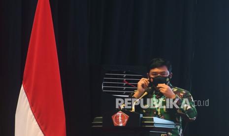 Panglima TNI Marsekal TNI Hadi Tjahjanto bersiap memberikan arahan dalam Rapat Pimpinan (Rapim) TNI 2021 di Mabes TNI, Jakarta, Selasa (16/2/2021). Rapim itu mengangkat tema TNI kuat, solid, profesional, dicintai rakyat, siap mendukung percepatan penanganan COVID-19 dan pemulihan ekonomi serta menjaga persatuan dan kesatuan bangsa demi keutuhan NKRI. 